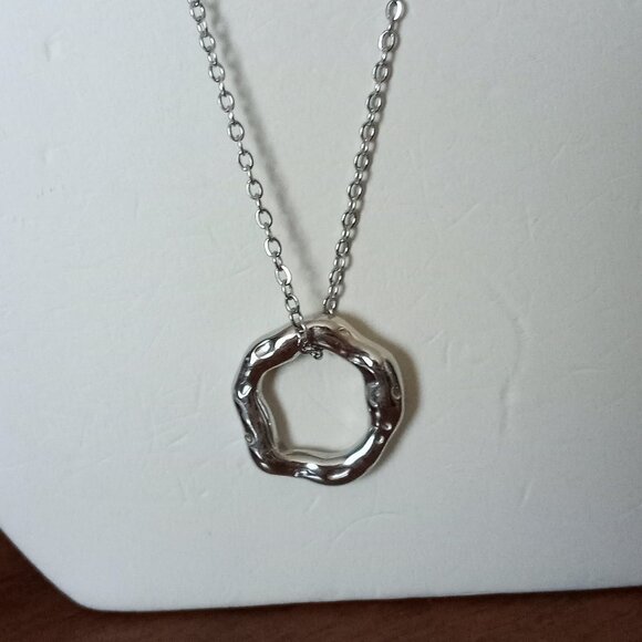 NEVAEH circle neckalce tarnish-free, waterproof, and heatproof New in pouch - Picture 2 of 6